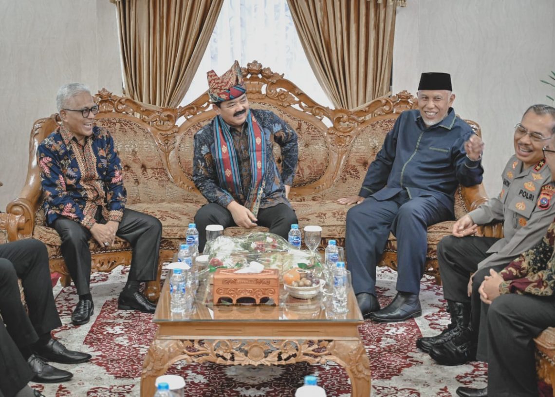 Gubernur Mahyeldi Sambut Kedatangan Menteri ATR/BPN di Sumbar