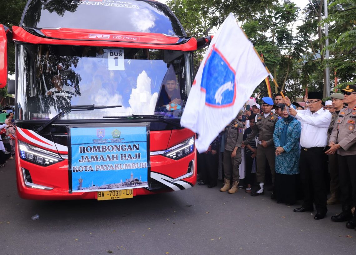 Pj. Wako Rida Ananda Lepas Warga Berangkat Haji ke Tanah Suci