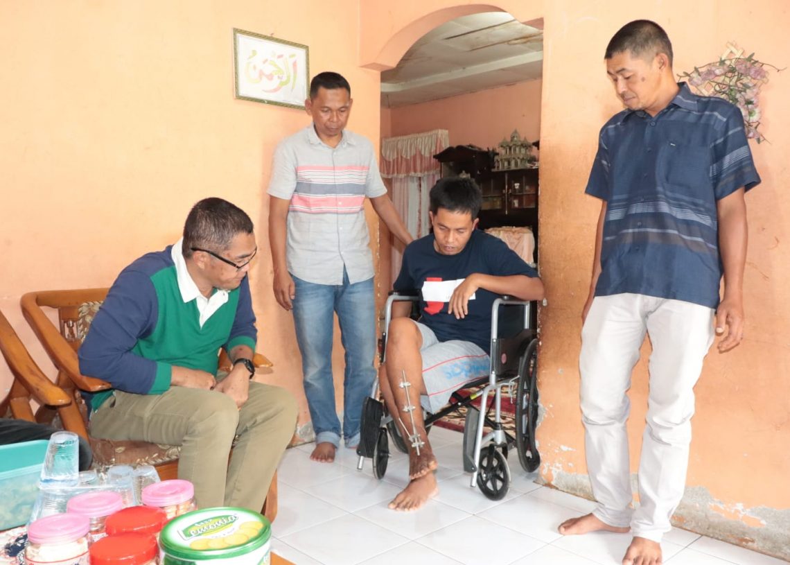 Pj. Wako Rida Ananda Besuk Madan, Warga yang Alami Patah Kaki Akibat Kecelakaan