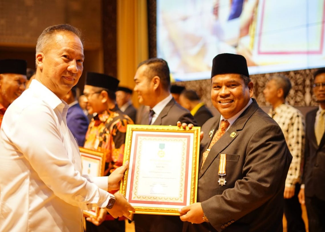 Sukses Kembangkan Koperasi di Padang Pariaman, Bupati Suhatri Bur Dianugerahi Sebagai Tokoh Penggerak Koperasi Madya