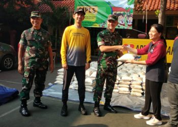 Bersama Dandim 0503/JB, Team Arhta Graha Menyerahkan Sembako Korban Kebakaran