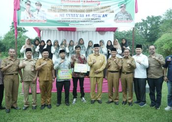 Gubernur Mahyeldi Serahkan Kayu Hasil Tangkapan untuk Pembangunan Mushalla