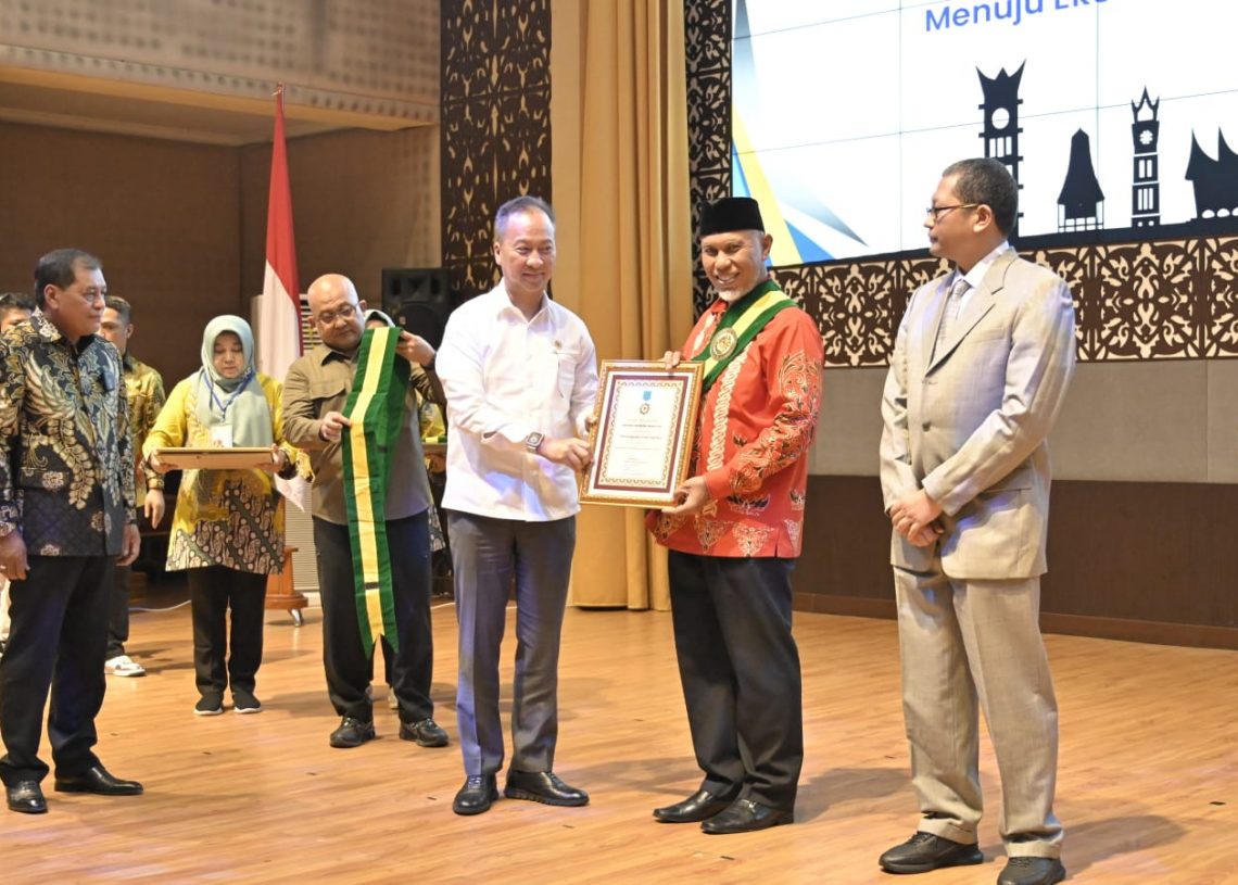 Dekopin Berikan Penghargaan Tertinggi Bidang Koperasi ‘Bintang Adidaya Jagadita’ kepada Gubernur Sumbar