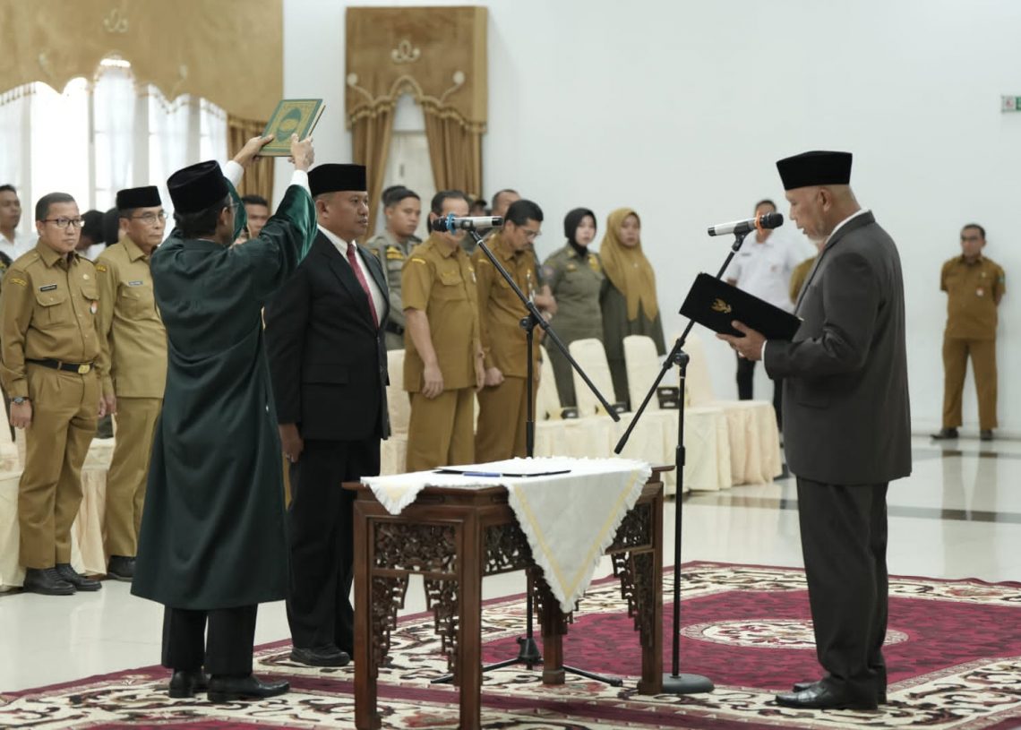 Gubernur Mahyeldi Lantik Mursalim Jadi Kepala Biro Adpim