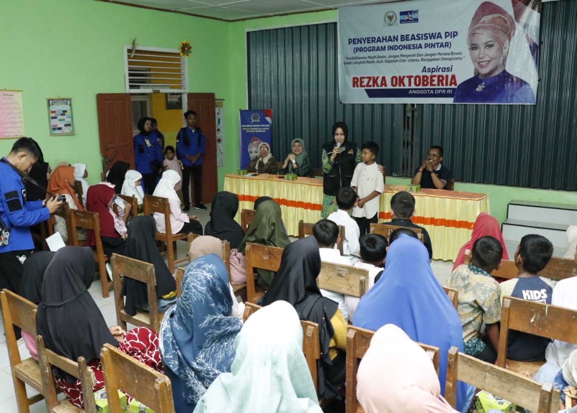 Rezka Oktoberia Boyong Ribuan Program Indonesia Pintar ke Wilayah Sumbar II