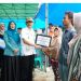 Wujud Kepedulian Pemkab Pesibar Serahkan Bansos Korban Kebakaran