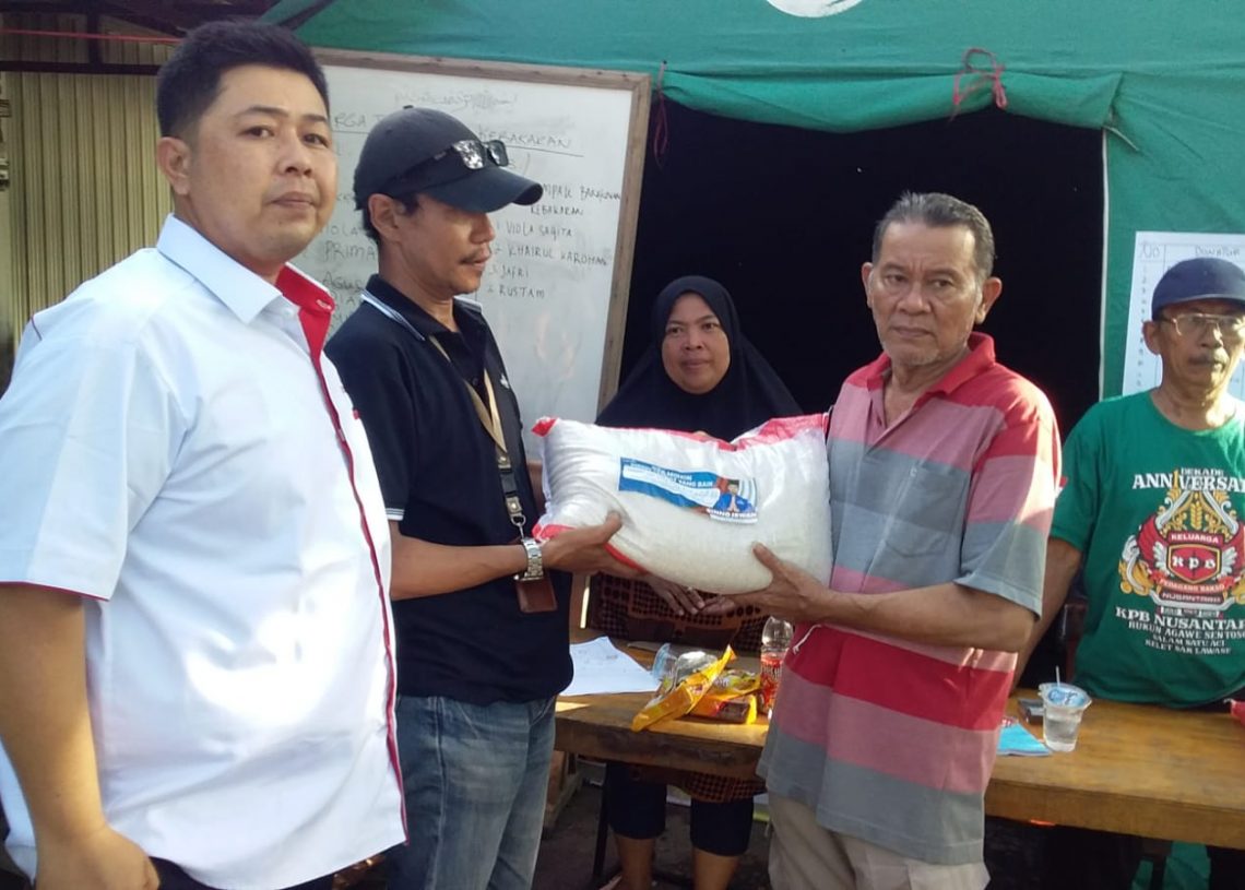 H. Ginno Irwan Bantu Korban Kebakaran di Limau Manis Selatan Kecamatan Pauh