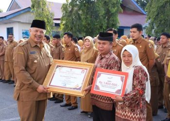 Pimpin Apel Gabungan, Wako Solok Serahkan Penghargaan di Peringatan Hari Keluarga Nasional ke-30