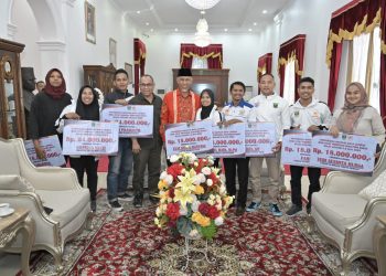 Gubernur Mahyeldi Serahkan Bantuan Sebesar Rp 1,1 M untuk 2 Pelatih dan 6 Atlet Andalan Sumbar