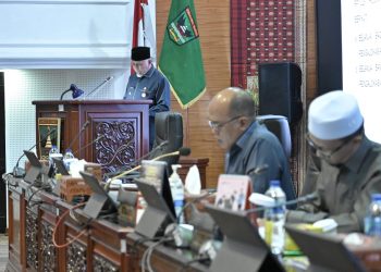 Hadiri Paripurna KUA-PPAS 2024, Gubernur Mahyeldi Komit Genjot Pendapatan Daerah