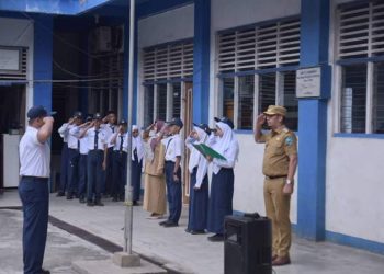 Jadi Pembina Upacara di SMP SDI Silungkang, Deri Asta Tekankan Kualitas Pendidikan