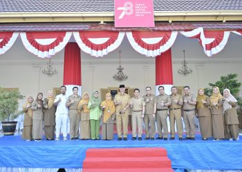 Jamu 6 PNS Berprestasi, Gubernur Imbau Agar Pelayanan Publik Terus Berikan Inovasi