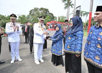 Gubernur Mahyeldi Serahkan Bonus kepada Kafilah Berprestasi Prov. Sumbar