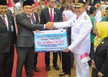 Bank Nagari Cab Solok Serahkan Dividen Tahun Buku 2022 ke Pemkab Solok