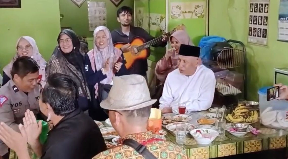 Nyanyian “Indonesia Pusaka” oleh Seniman Jalanan Unggah Senandung dari Gubernur