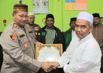 Kapolsek Kalideres AKP Syafri Wasdar Terima Penghargaan dari Majlis Wakil Cabang NU  Kalideres, Atas Pengabdian dan Loyalitas