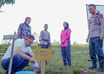 Komitmen Hijaukan Lingkungan, Bupati Solok Lakukan Penanaman Pohon di Lingkungan Mapolres