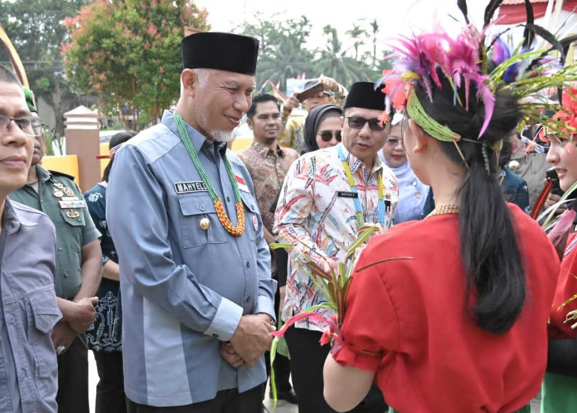 Kunjungan Kerja Disambut Tari Turu’ Kreasi, Mahyeldi Ajak Siswa-Siswi Mentawai Tampil di Istana Gubernur