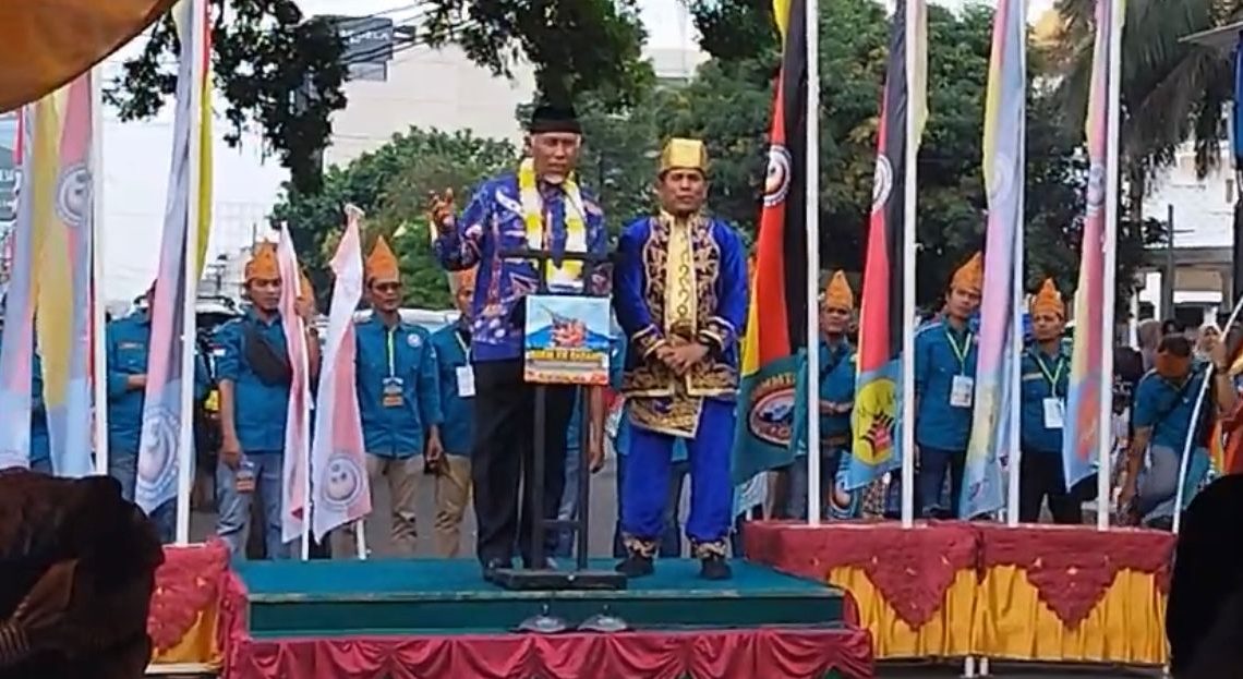 Gubernur Sumbar Lelang Baju yang Dipakai untuk Pembebasan Lahan Masjid IKM Tasikmalaya
