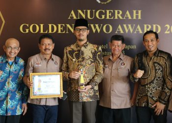 Erman Safar, Satu-satunya Wako di Sumbar Terima Penghargaan Golden Award SIWO PWI 2023