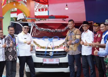 PLN UID Sumbar Serahkan Bantuan Ambulance ke Nagari Terujung di Kabupaten Solok