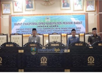 Bupati Pesibar Sampaikan Jawaban Atas Pandangan Umum Fraksi di DPRD