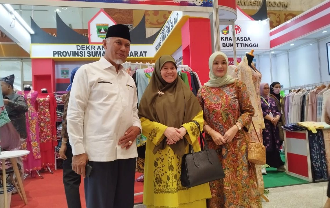Gubernur Mahyeldi dan Ketua Dekranasda Sumbar Sambangi Pelaku UMKM di Pameran Kriyanus 2023