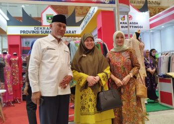 Gubernur Mahyeldi dan Ketua Dekranasda Sumbar Sambangi Pelaku UMKM di Pameran Kriyanus 2023