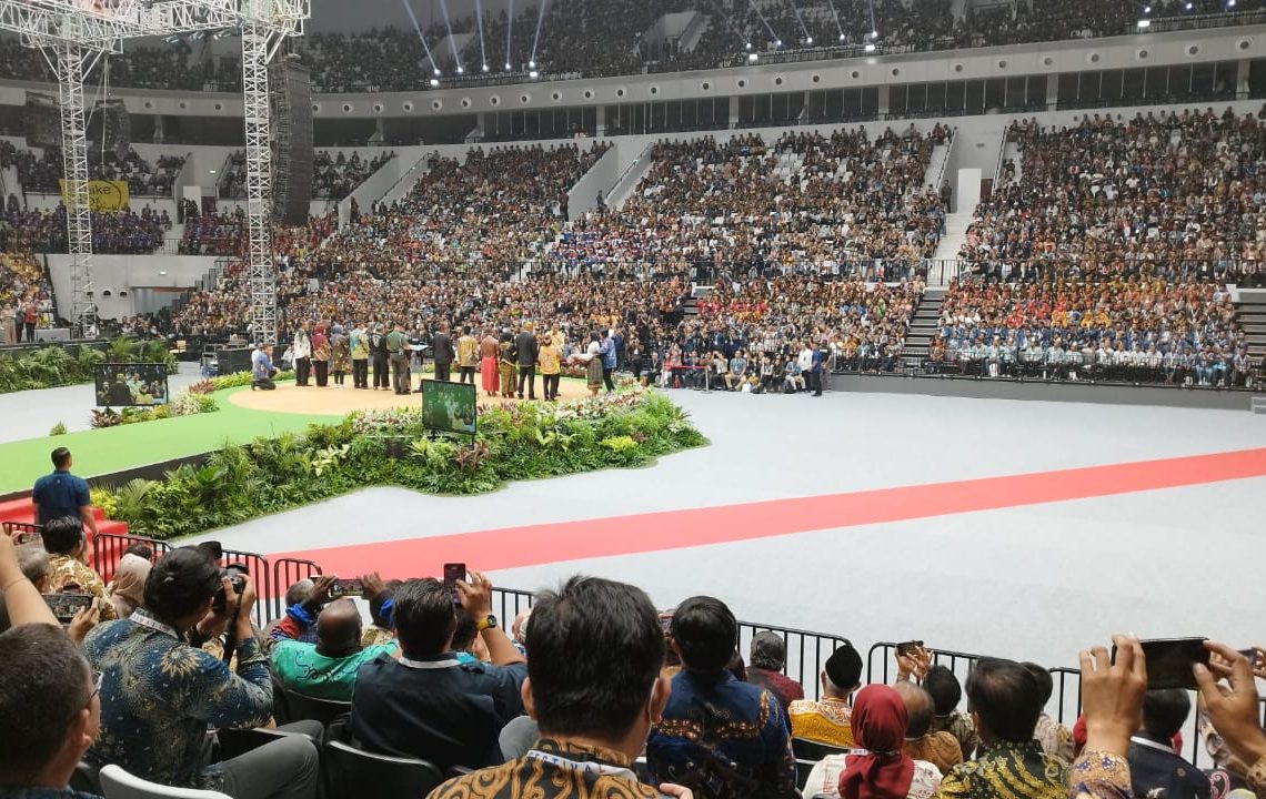 Gubernur Mahyeldi Menerima SK TORA dari Presiden RI saat Puncak Acara Festival LIKE KLHK