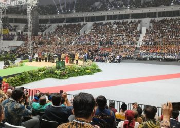 Gubernur Mahyeldi Menerima SK TORA dari Presiden RI saat Puncak Acara Festival LIKE KLHK