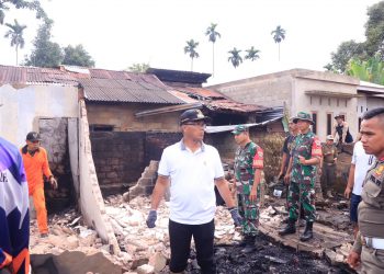 Bersama TNI-Polri, Pramuka, OPD Terkait dan Warga, Pj. Wako Rida Ananda Goro Bersihkan Sisa Kebakaran