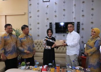 Anggota DPR RI Rezka Oktoberia Serahkan Bantuan Penunjang Jaringan Perekaman Keliling untuk Disdukcapil