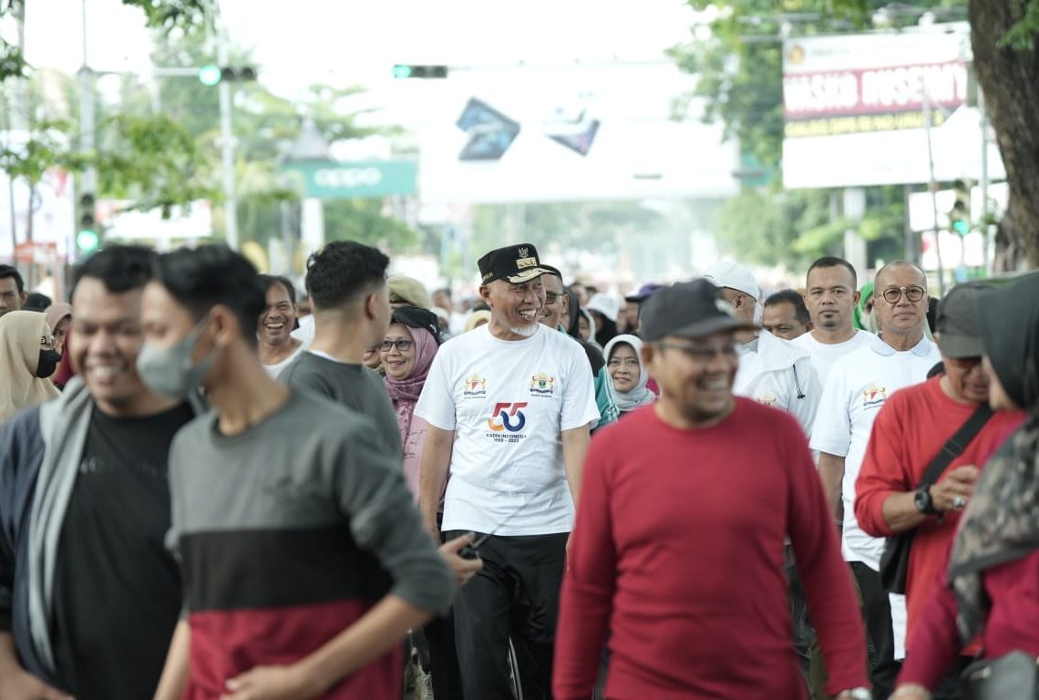 Meriahkan HUT Kadin ke-55, Tiga Ribu Peserta Fun Walk Dilepas Gubernur Mahyeldi