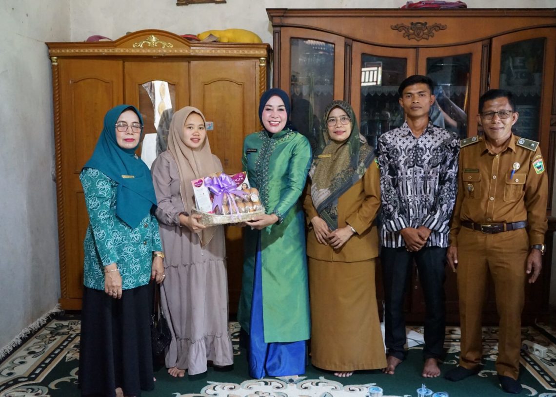 Ketua TP PKK Kabupaten Solok Serahkan Bantuan PMT untuk Ibu Hamil dan Anak Usia Baduta