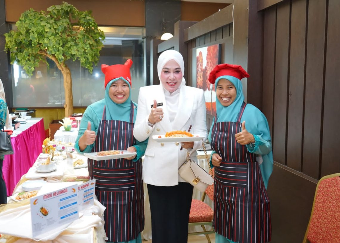 Ketua TP PKK Emiko Epyardi Asda Perkenalkan Aneka Ragam Masakan Berbahan Baku Ikan di Lomba Masak Tingkat Provinsi
