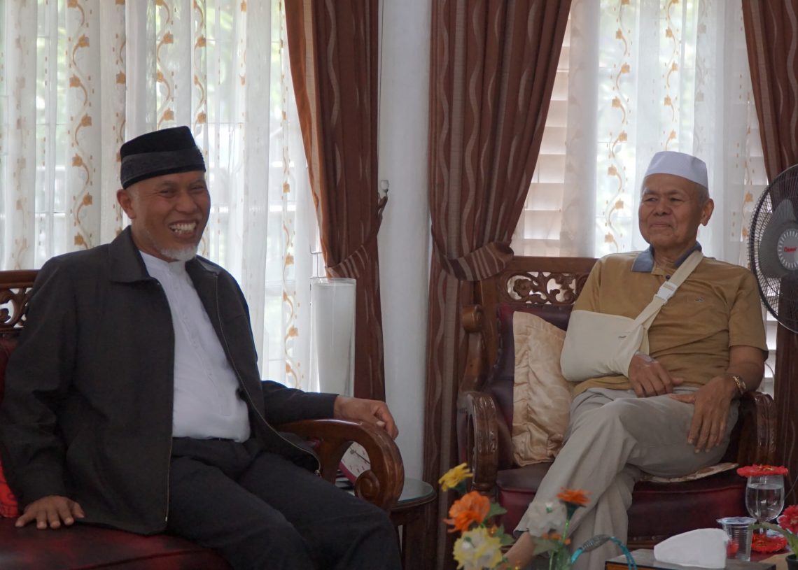 Mahyeldi Besuk Mantan Wawako Padang Emzalmi