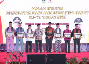 Gubernur Sumbar Serahkan Penghargaan Camat Terbaik Tingkat Provinsi 2023