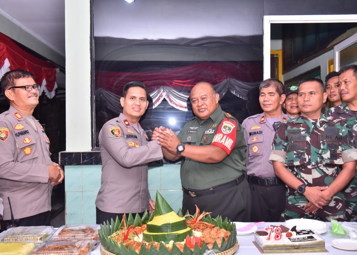 Jaga Sinergitas Polsek Cengkareng Sambangi Mako Koramil 04 CK, Dalam Rangka HUT TNI ke-78