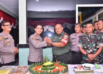 Jaga Sinergitas Polsek Cengkareng Sambangi Mako Koramil 04 CK, Dalam Rangka HUT TNI ke-78