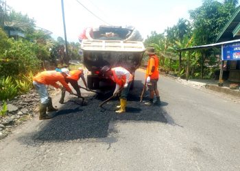 UPTD Wilayah III Bukittinggi Kembali Lakukan Patching pada Ruas Jalan Manggopoh-Padang Luar