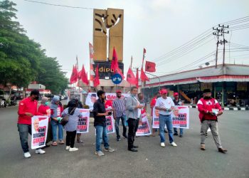 Kabut Asap, Relawan Ganjar Pranowo dan Politisi PDIP Bagikan Ribuan Masker di Payakumbuh