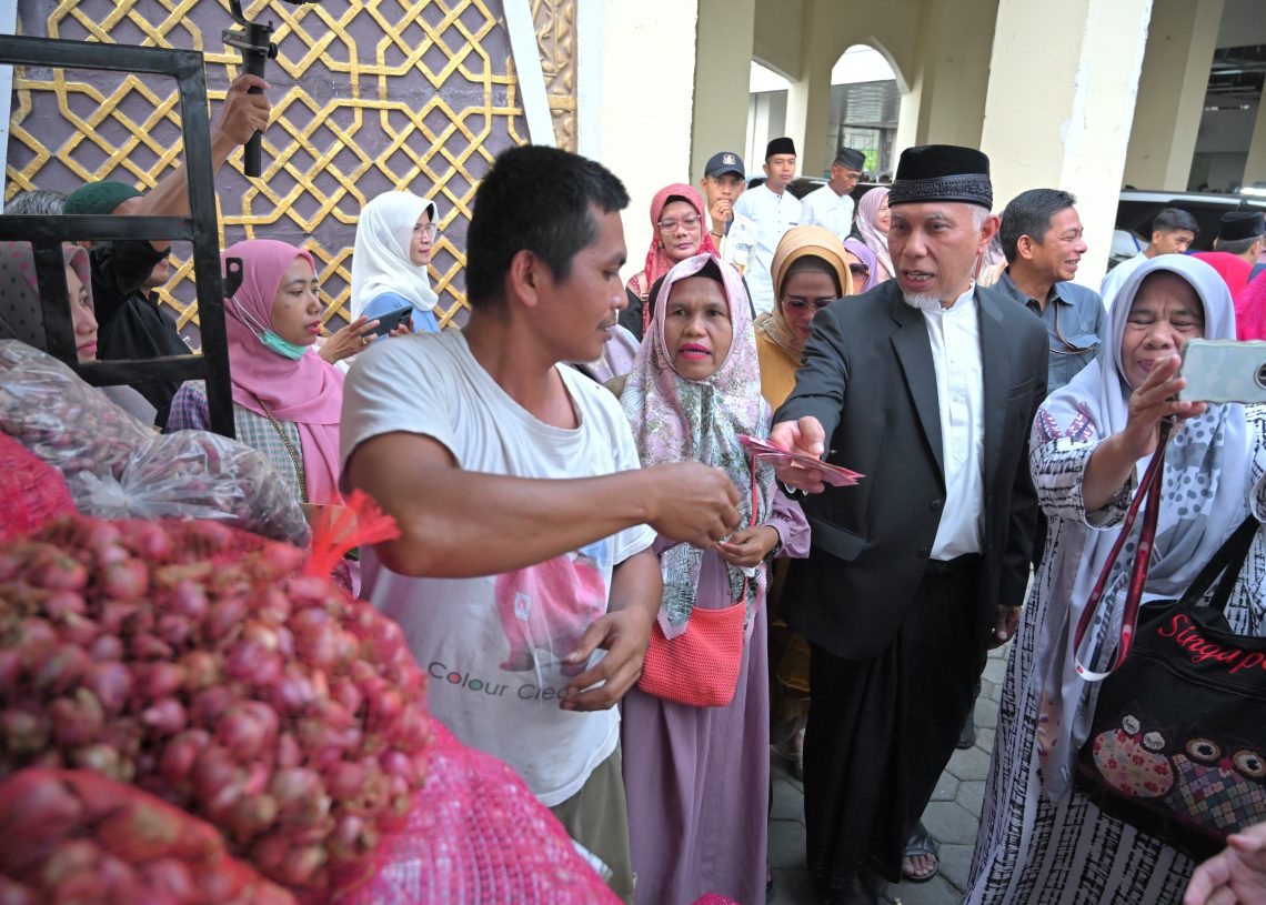 Ketika Gubernur Mahyeldi Kerahkan ASN Pemprov Sumbar Borong Bawang Merah Petani