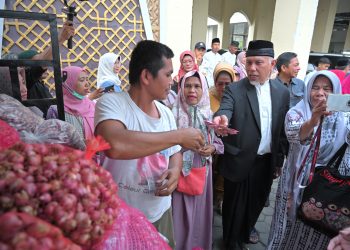 Ketika Gubernur Mahyeldi Kerahkan ASN Pemprov Sumbar Borong Bawang Merah Petani