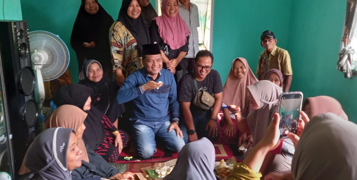 Silaturahim dengan Warga Jorong Subarang Taram, Emak-emak Kenang Jasa Irfendi Arbi ketika Menjabat Bupati