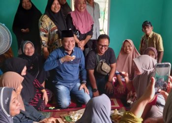 Silaturahim dengan Warga Jorong Subarang Taram, Emak-emak Kenang Jasa Irfendi Arbi ketika Menjabat Bupati
