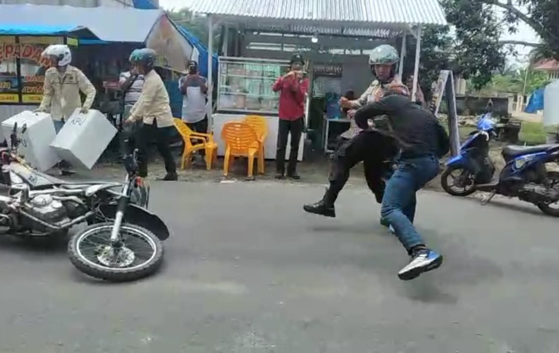 Kalah Pemilu, Massa di Pasaman Barat Brutal Kepung Kantor KPU
