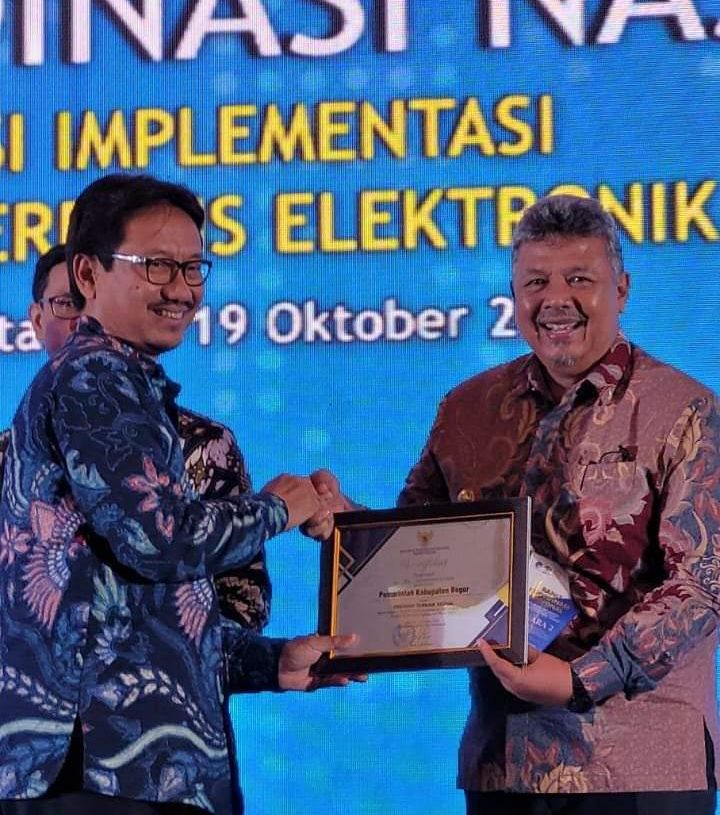 Pemko Solok Terima Penghargaan Instansi Terbaik II dari Kemenkominfo