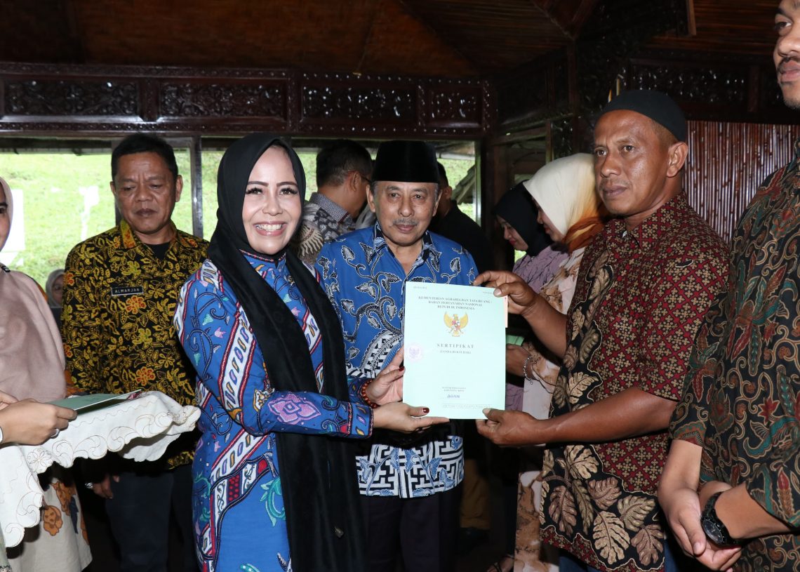 Legislator DPR-RI Rezka Oktoberia Bersama ATR/BPN, Serahkan Puluhan Sertifikat PTSL di Agam