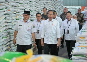 Didampingi Gubernur Mahyeldi, Presiden Cek Stok Bulog dan Salurkan BLT bagi Warga Terdampak El Nino