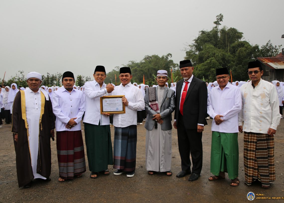Rektor UNP Hadiri Acara Apel Peringatan Hari Santri Nasional